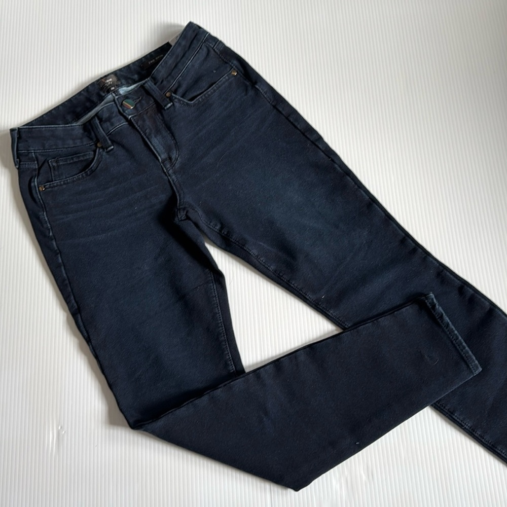 Denim with purpose dark wash 2nd skin, skinny blue jeans. Women’s size 26